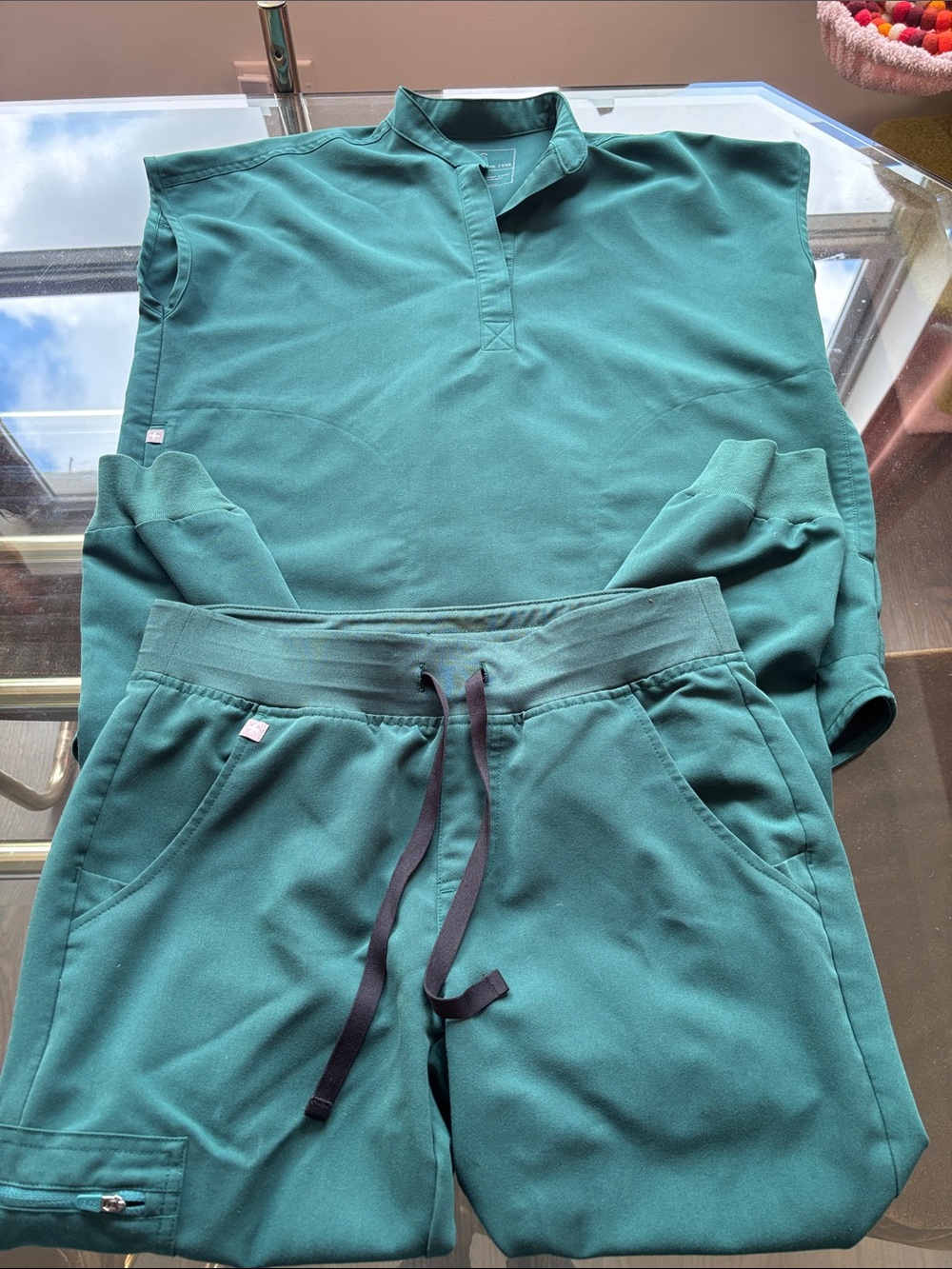 Figs Forest Green Rafaela Top Size XXS, Zamora Joggers Size SP Scrubs Set